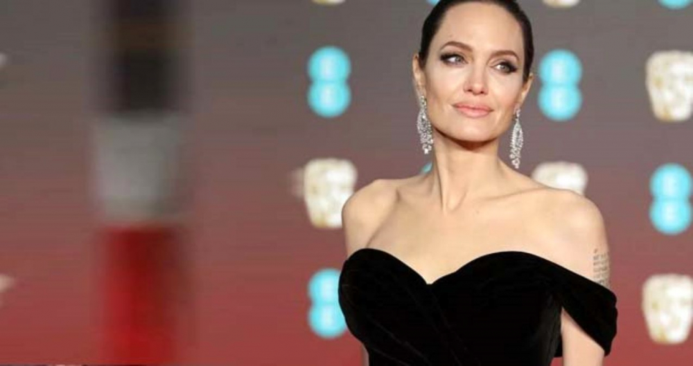 Angelina Jolie, Brad Pitt'in kendisine ilişki boyunca şiddet uyguladığını iddia etti 3