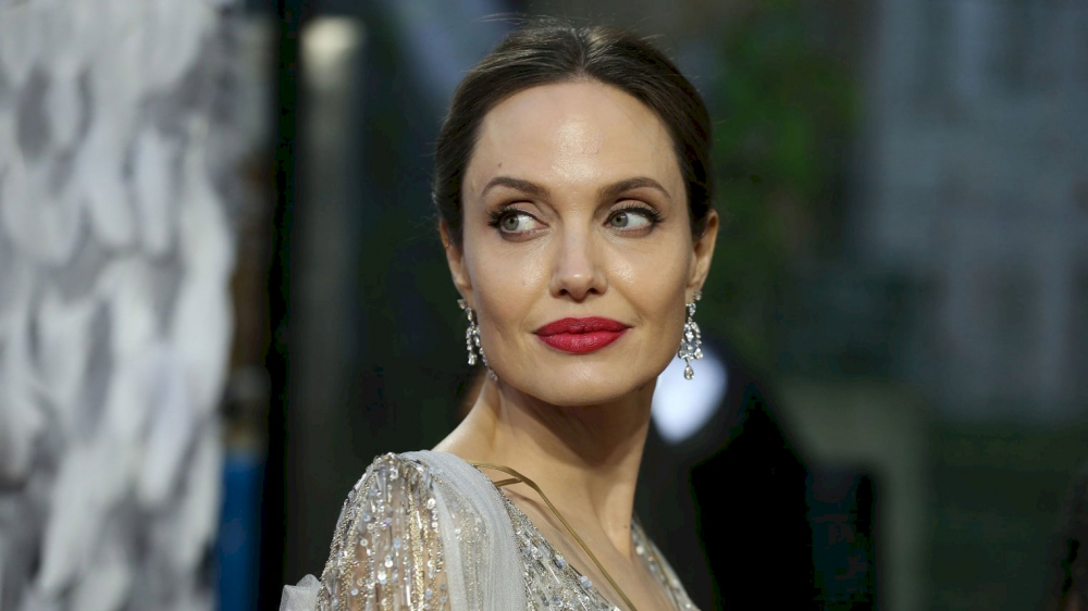 Angelina Jolie, Brad Pitt'in kendisine ilişki boyunca şiddet uyguladığını iddia etti 9