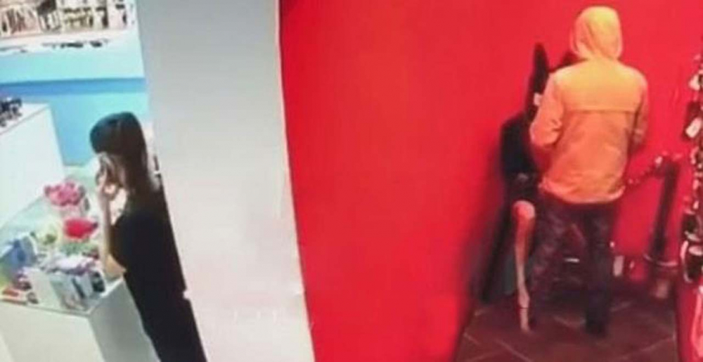Mağazada şişme bebekle ilişkiye girmeye çalışan adama kasiyer saldırdı 3