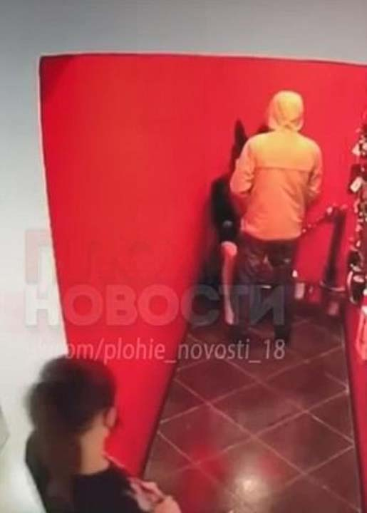 Mağazada şişme bebekle ilişkiye girmeye çalışan adama kasiyer saldırdı 4