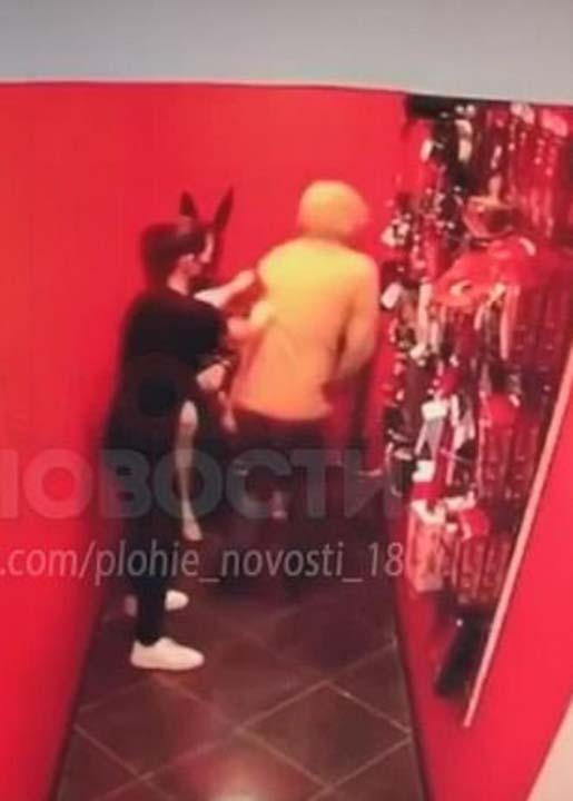 Mağazada şişme bebekle ilişkiye girmeye çalışan adama kasiyer saldırdı 5