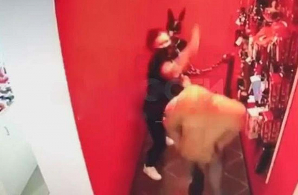 Mağazada şişme bebekle ilişkiye girmeye çalışan adama kasiyer saldırdı 6