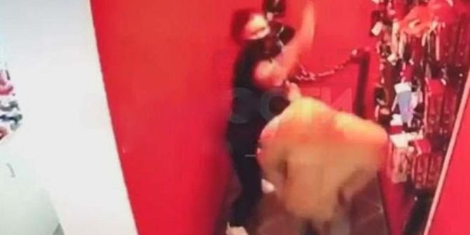 Mağazada şişme bebekle ilişkiye girmeye çalışan adama kasiyer saldırdı