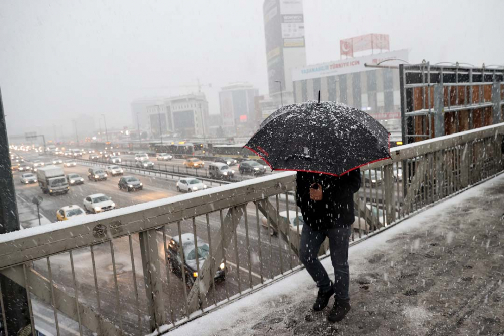 İstanbullu güne kar yağışıyla uyandı! İşte İstanbul'dan kar manzaraları... 16