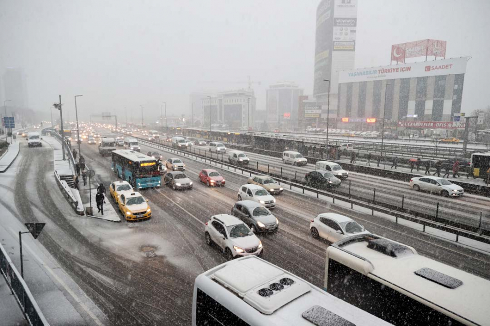 İstanbullu güne kar yağışıyla uyandı! İşte İstanbul'dan kar manzaraları... 17