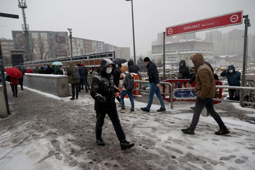 İstanbullu güne kar yağışıyla uyandı! İşte İstanbul'dan kar manzaraları... 18