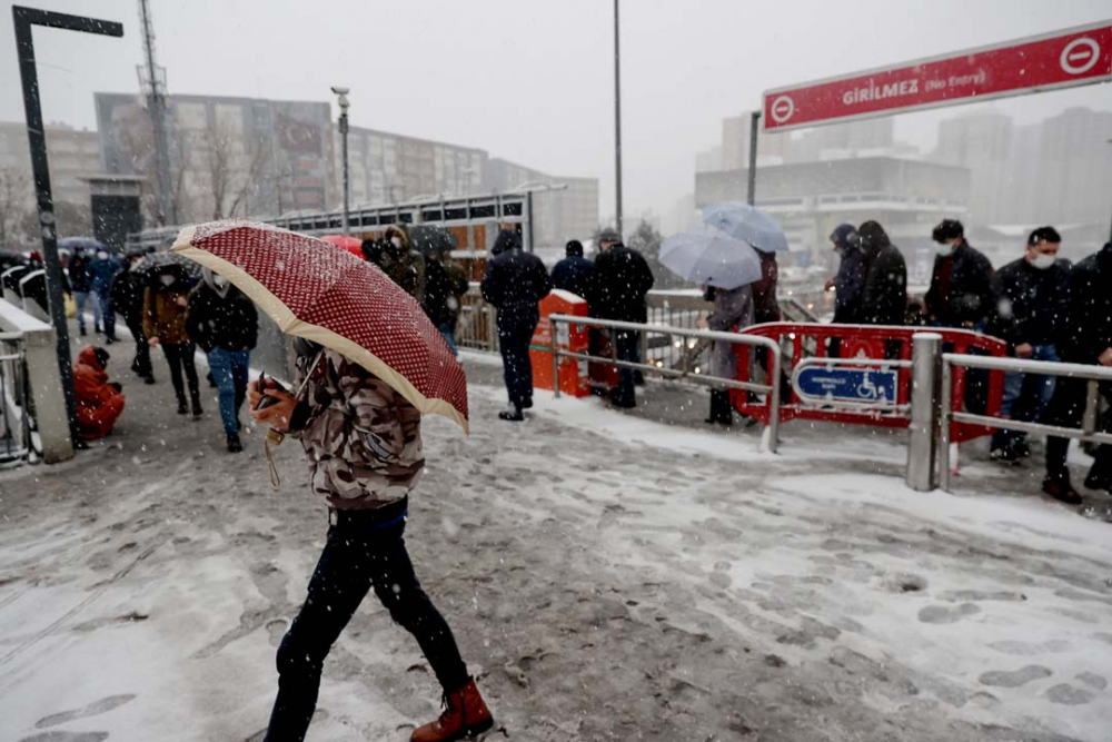 İstanbullu güne kar yağışıyla uyandı! İşte İstanbul'dan kar manzaraları... 19