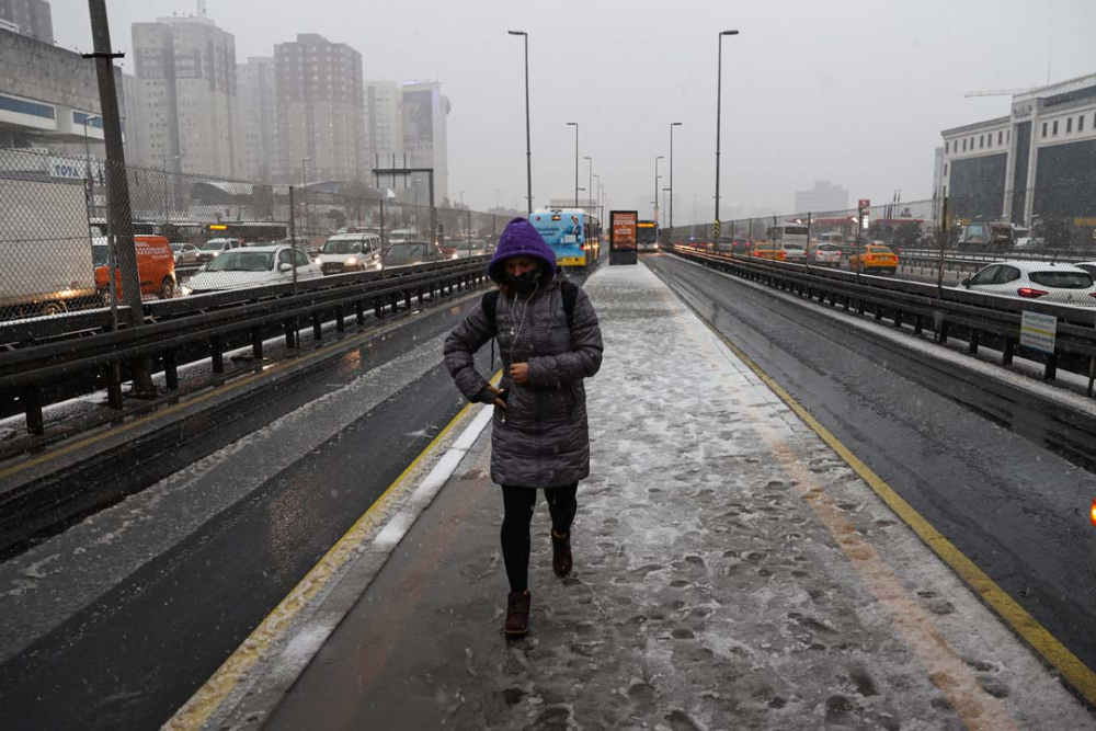 İstanbullu güne kar yağışıyla uyandı! İşte İstanbul'dan kar manzaraları... 21