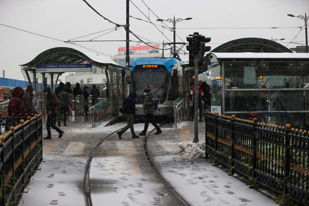 İstanbullu güne kar yağışıyla uyandı! İşte İstanbul'dan kar manzaraları... 23