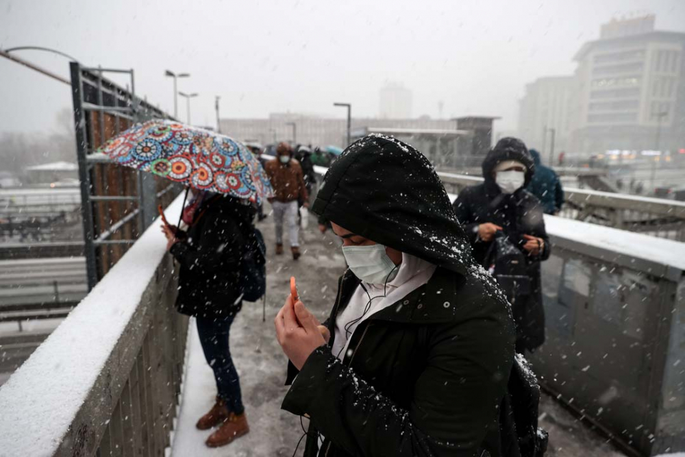 İstanbullu güne kar yağışıyla uyandı! İşte İstanbul'dan kar manzaraları... 24