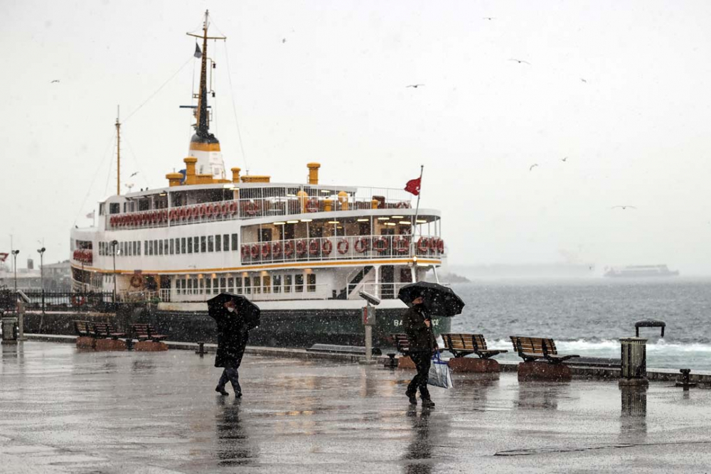 İstanbullu güne kar yağışıyla uyandı! İşte İstanbul'dan kar manzaraları... 25