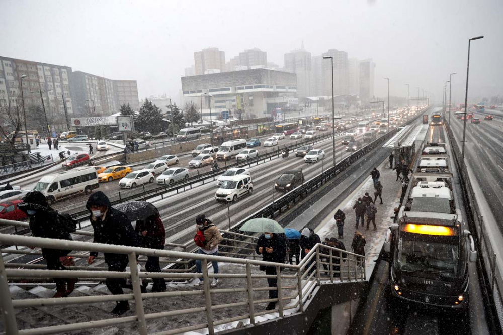 İstanbullu güne kar yağışıyla uyandı! İşte İstanbul'dan kar manzaraları... 40