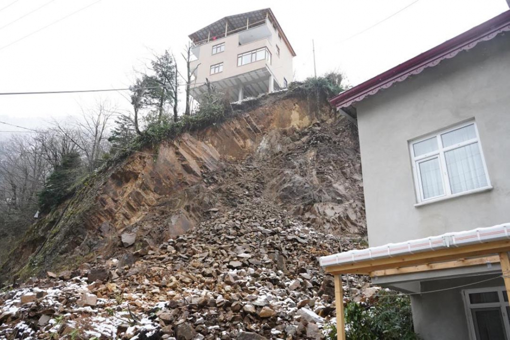 Evinin yanında heyelan meydana gelince kalp krizi geçirdi 1