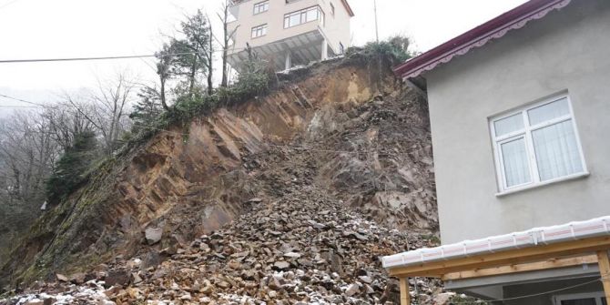 Evinin yanında heyelan meydana gelince kalp krizi geçirdi