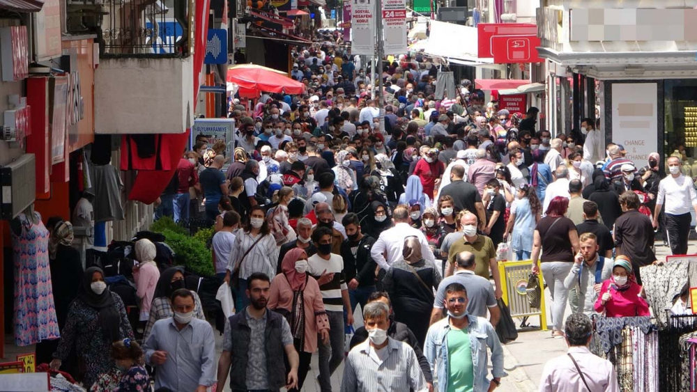 En yüksek riskli ilde korkutan manzara! Sokaklardaki yoğunluk tedirgin ediyor 1