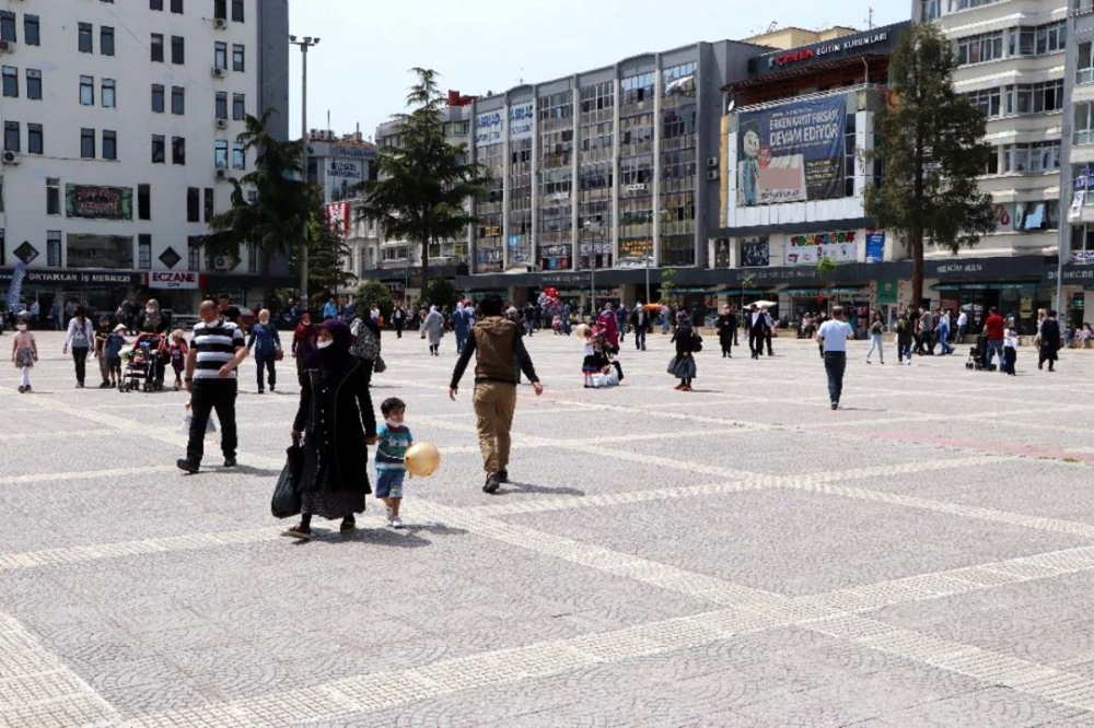 En yüksek riskli ilde korkutan manzara! Sokaklardaki yoğunluk tedirgin ediyor 10