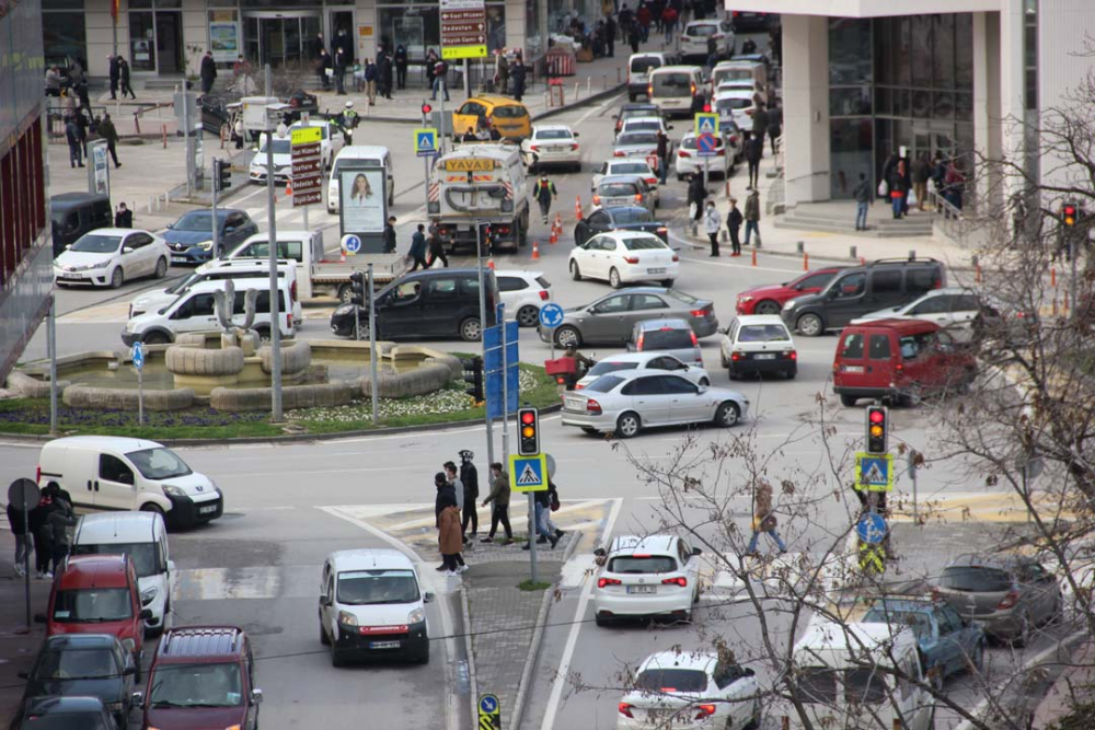 En yüksek riskli ilde korkutan manzara! Sokaklardaki yoğunluk tedirgin ediyor 3