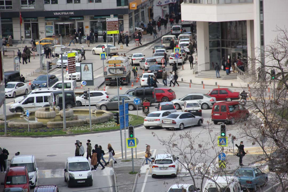 En yüksek riskli ilde korkutan manzara! Sokaklardaki yoğunluk tedirgin ediyor 4