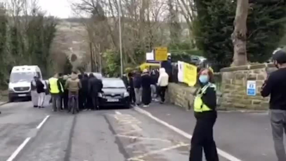 O ülkede büyük skandal! Okulda Hz. Muhammed'e yönelik hakaret içeren karikatürler gösterildi 3