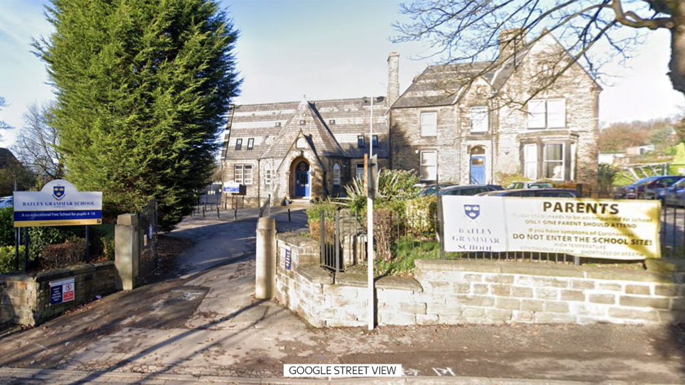 O ülkede büyük skandal! Okulda Hz. Muhammed'e yönelik hakaret içeren karikatürler gösterildi 6