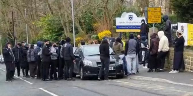 O ülkede büyük skandal! Okulda Hz. Muhammed'e yönelik hakaret içeren karikatürler gösterildi