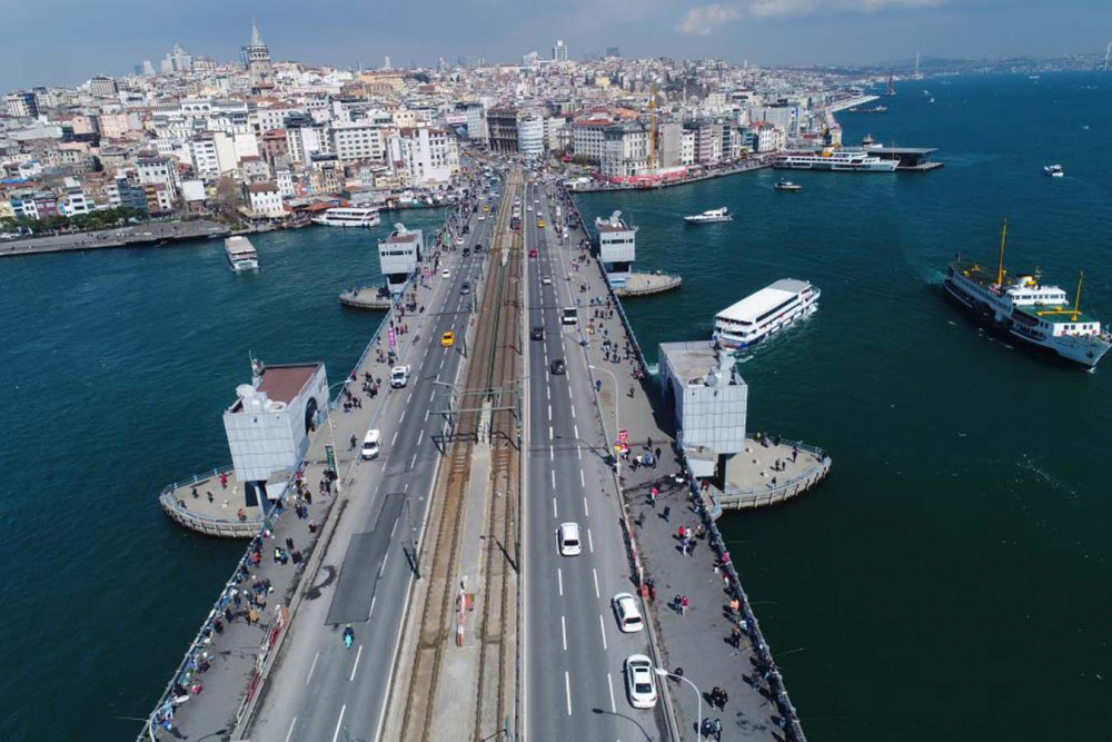 Adeta eski günlerine döndü! Eminönü Meydanı ve Galata Köprüsü vatandaşlarla dolup taştı! 1