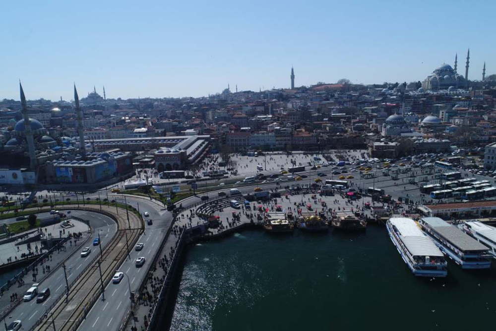 Adeta eski günlerine döndü! Eminönü Meydanı ve Galata Köprüsü vatandaşlarla dolup taştı! 2