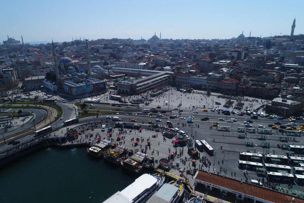 Adeta eski günlerine döndü! Eminönü Meydanı ve Galata Köprüsü vatandaşlarla dolup taştı! 3