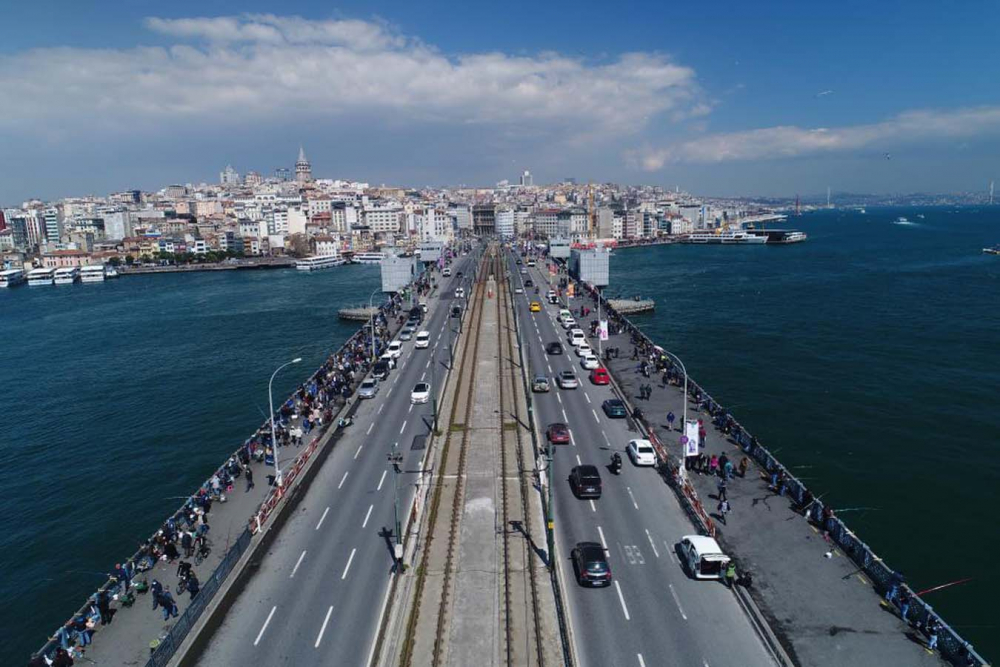 Adeta eski günlerine döndü! Eminönü Meydanı ve Galata Köprüsü vatandaşlarla dolup taştı! 6