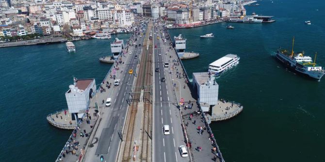 Adeta eski günlerine döndü! Eminönü Meydanı ve Galata Köprüsü vatandaşlarla dolup taştı!