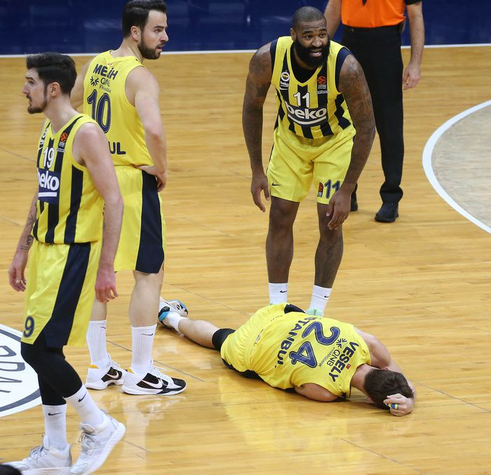 Jan Vesely, Fenerbahçe Beko - Barcelona maçında sakatlandı 1