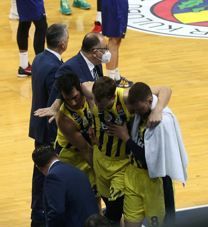 Jan Vesely, Fenerbahçe Beko - Barcelona maçında sakatlandı 3