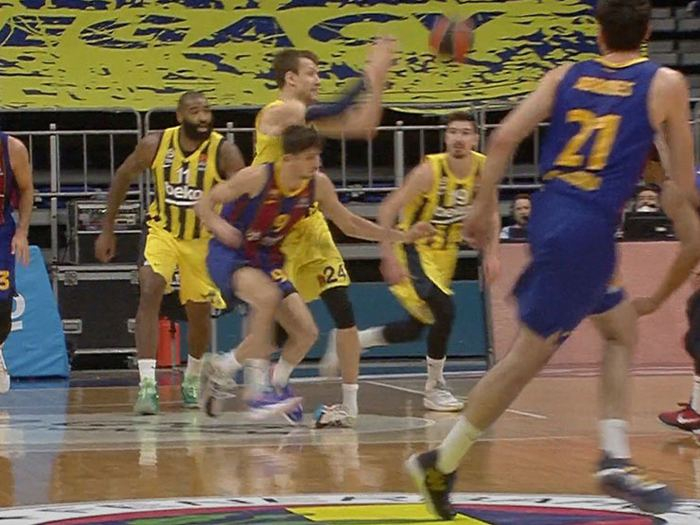 Jan Vesely, Fenerbahçe Beko - Barcelona maçında sakatlandı 4