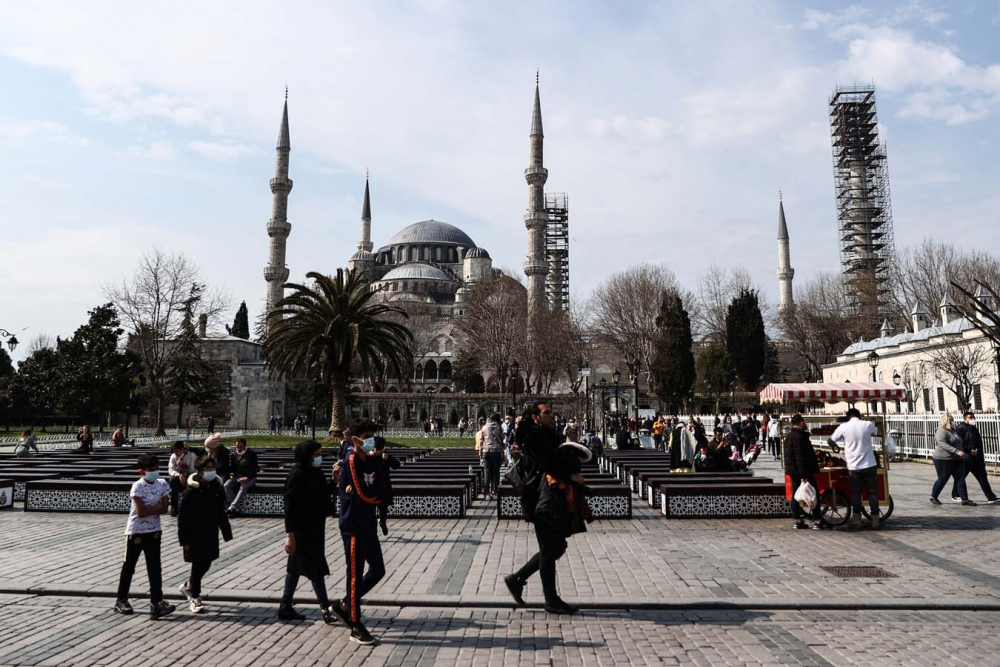 İstanbul'da can sıkan görüntü! Vatandaş evde, turistler meydanlarda 1