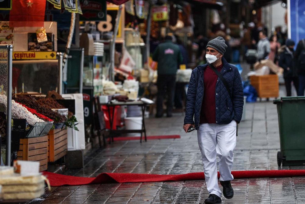 İstanbul'da can sıkan görüntü! Vatandaş evde, turistler meydanlarda 10