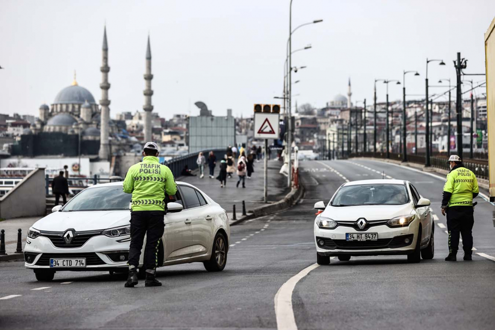 İstanbul'da can sıkan görüntü! Vatandaş evde, turistler meydanlarda 12