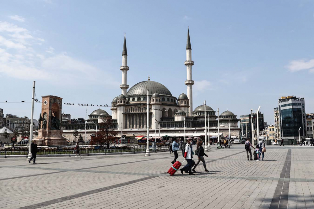 İstanbul'da can sıkan görüntü! Vatandaş evde, turistler meydanlarda 13