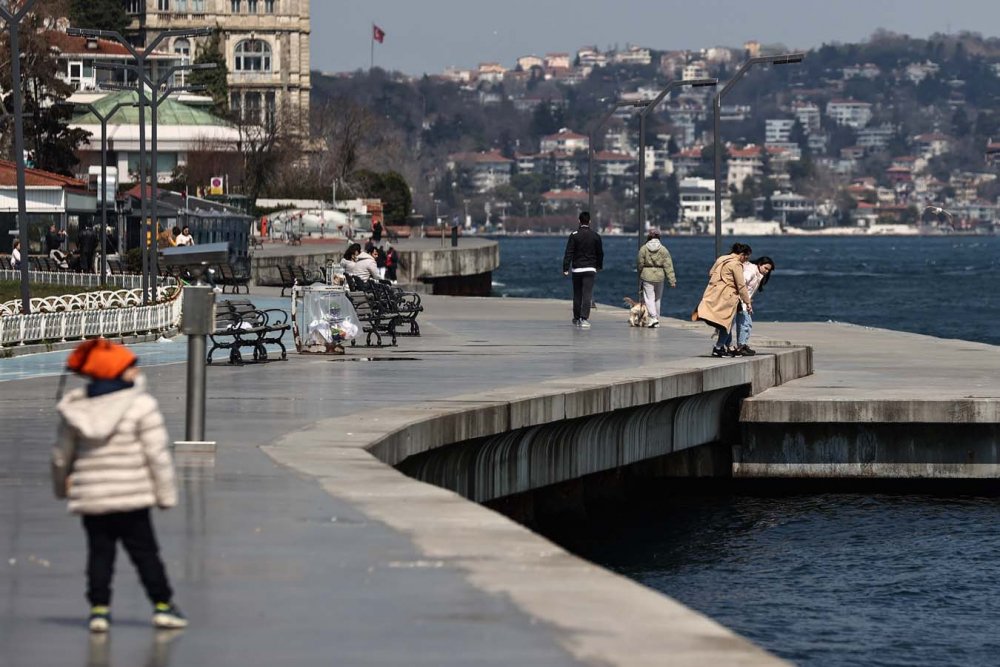 İstanbul'da can sıkan görüntü! Vatandaş evde, turistler meydanlarda 14