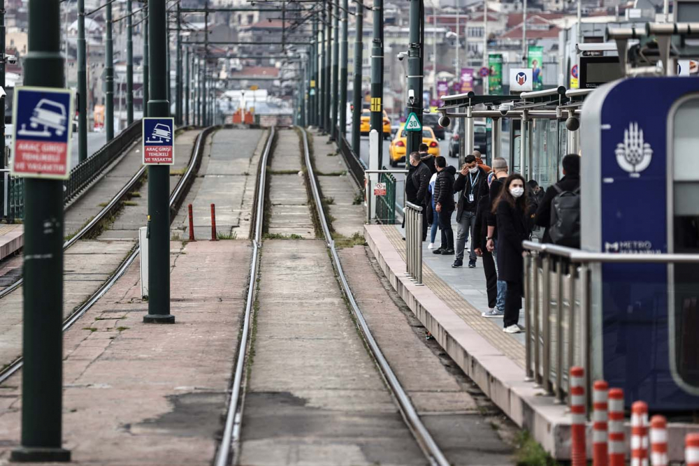 İstanbul'da can sıkan görüntü! Vatandaş evde, turistler meydanlarda 17