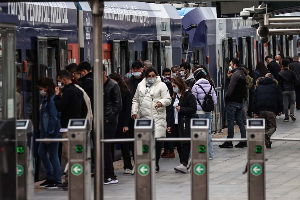 İstanbul'da can sıkan görüntü! Vatandaş evde, turistler meydanlarda 18