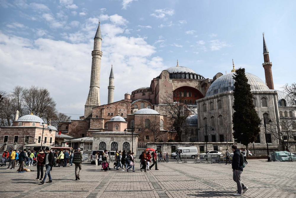 İstanbul'da can sıkan görüntü! Vatandaş evde, turistler meydanlarda 2