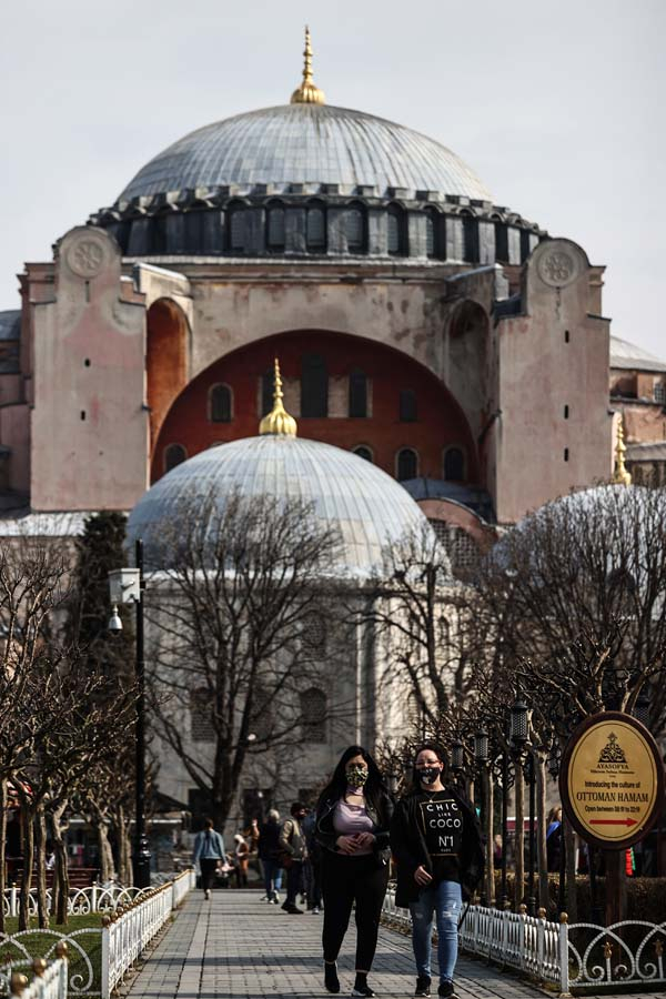 İstanbul'da can sıkan görüntü! Vatandaş evde, turistler meydanlarda 3