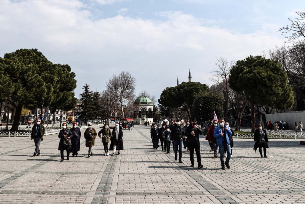 İstanbul'da can sıkan görüntü! Vatandaş evde, turistler meydanlarda 4