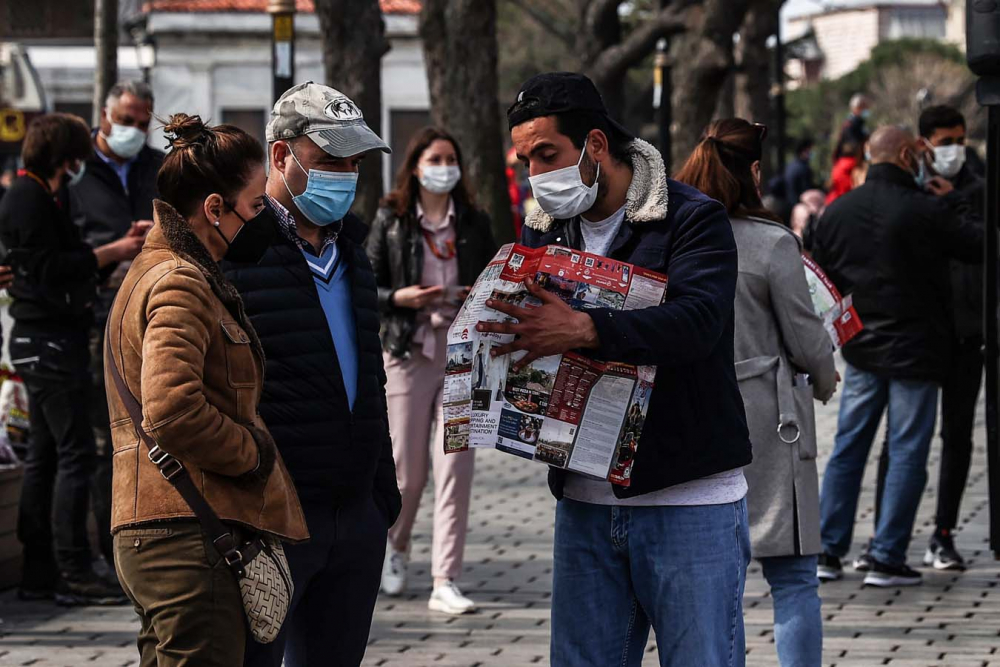 İstanbul'da can sıkan görüntü! Vatandaş evde, turistler meydanlarda 5