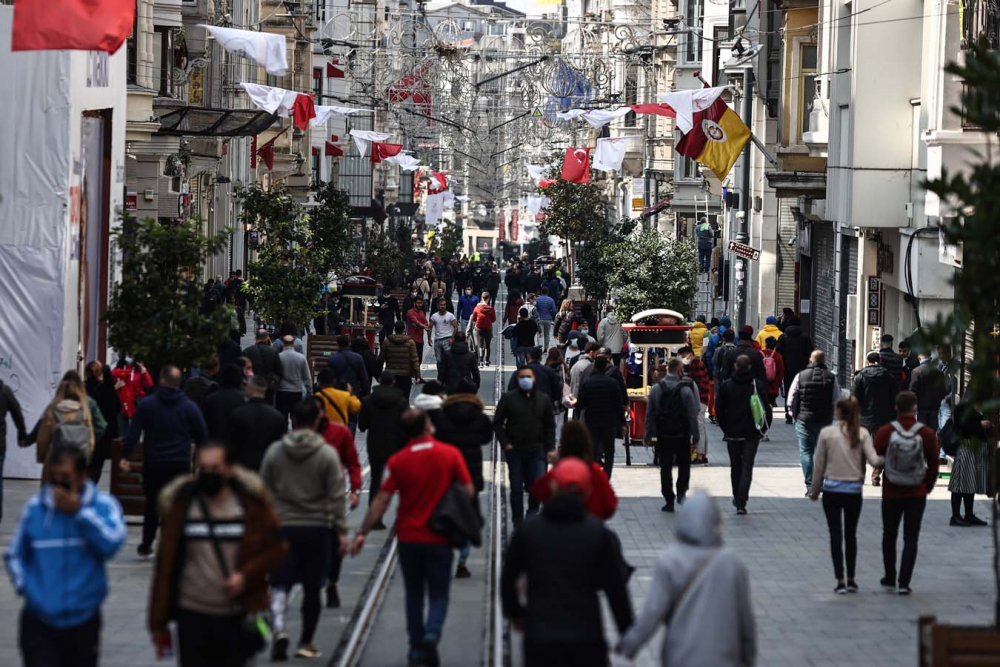 İstanbul'da can sıkan görüntü! Vatandaş evde, turistler meydanlarda 6