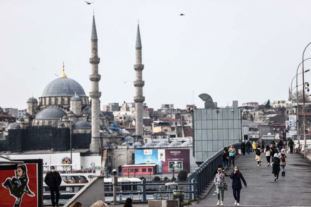 İstanbul'da can sıkan görüntü! Vatandaş evde, turistler meydanlarda 7