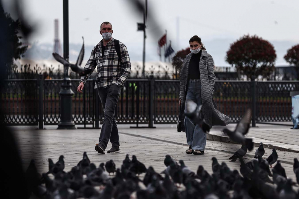 İstanbul'da can sıkan görüntü! Vatandaş evde, turistler meydanlarda 8