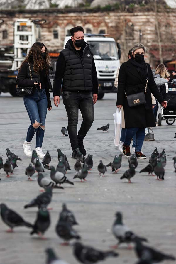 İstanbul'da can sıkan görüntü! Vatandaş evde, turistler meydanlarda 9