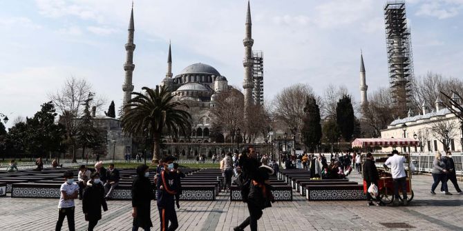 İstanbul'da can sıkan görüntü! Vatandaş evde, turistler meydanlarda