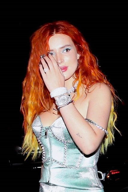 Benjamin Mascolo ile evlenme kararı alan Bella Thorne yüzüğünü gösterdi 6